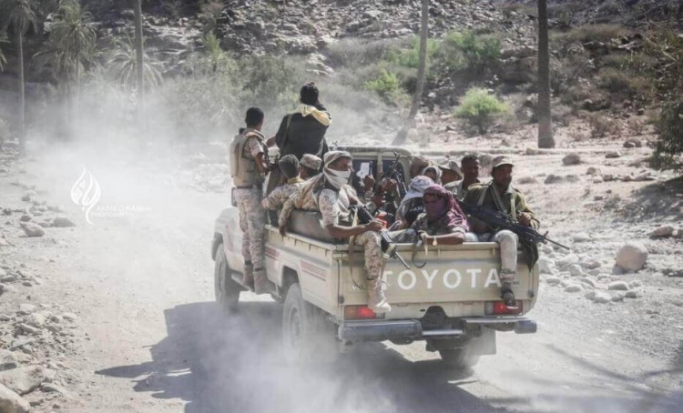مواجهات عنيفة بين الجيش ومليشيا الحوثي في جبهة مقبنة غرب تعز