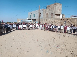 وقفة احتجاجية في مديرية مشرعة وحدنان بتعز رفضًا لقرار وقف المساعدات الغذائية