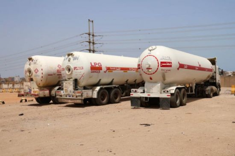 الشركة اليمنية للغاز توقف ممثلها في لحج وتغلق محطات في عدن على خلفية ضبط مقطورات أثناء تهريبها للحوثيين