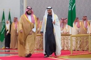 صحيفة هآرتس الإسرائيلية: السعودية تسعى للحفاظ على وحدة اليمن ودمج الحوثيين في الحكومة بينما تعمل الإمارات على تقسيم البلاد إلى دولتين أو ثلاث دول