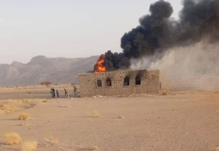 مليشيا الحوثي تحرق منزل مواطن في الجوف بعد نهب ممتلكاته وتهجير أسرته