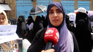 نساء تعز يتظاهرن احتجاجاً على تدهور الخدمات وانقطاع المياه ( فيديو)