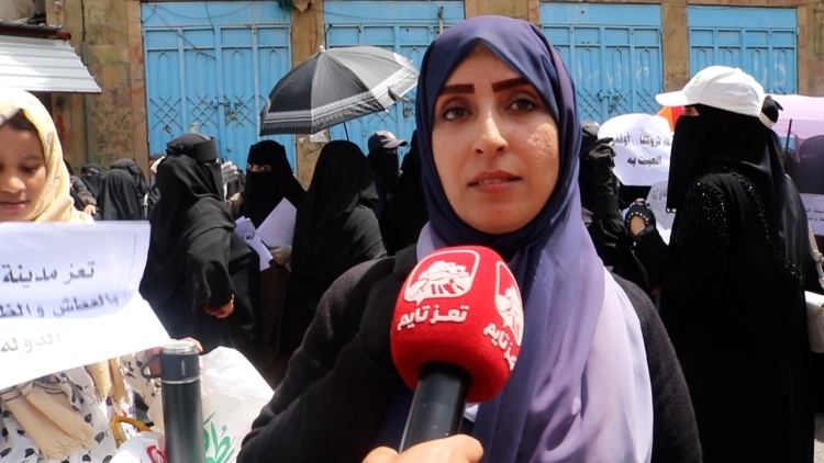 نساء تعز يتظاهرن احتجاجاً على تدهور الخدمات وانقطاع المياه ( فيديو)