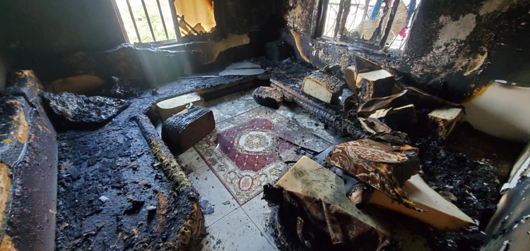 مسلح يحرق منزل أكاديمي وسط تعز (صور)