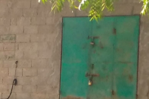 مشرف للمليشيا يغلق منازل ومحلات تجارية في شرعب الرونة شمال غرب تعز ويفرض جبايات بالقوة