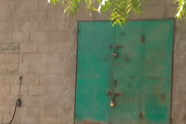 مشرف للمليشيا يغلق منازل ومحلات تجارية في شرعب الرونة شمال غرب تعز ويفرض جبايات بالقوة