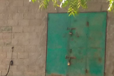 مشرف للمليشيا يغلق منازل ومحلات تجارية في شرعب الرونة شمال غرب تعز ويفرض جبايات بالقوة