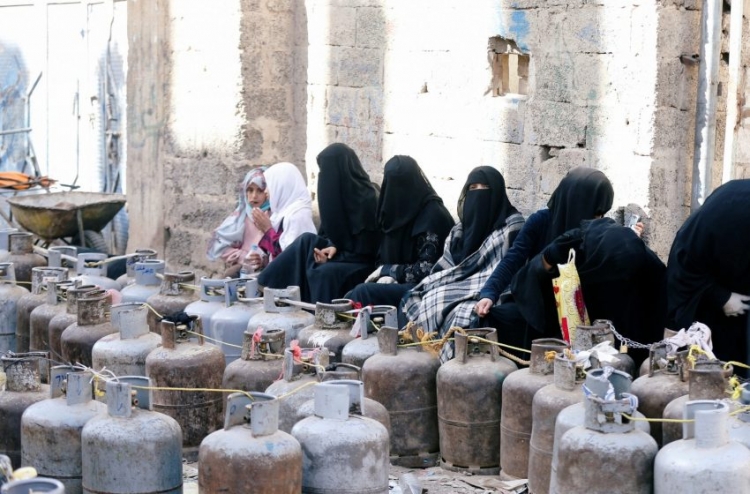 الحوثيون يحذرون من ازمة غاز منزلي في مناطقهم