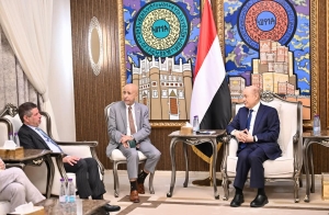 الرئيس العليمي يناقش مع السفير الأمريكي جهود حماية الممرات المائية من هجمات الحوثيين