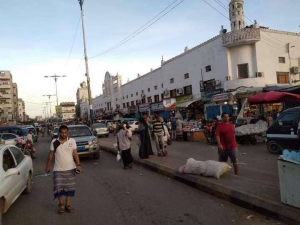 مقتل 5 أشخاص وجرح 45 آخرين بانفجار عبوة ناسفة في سوق شعبي وسط عدن
