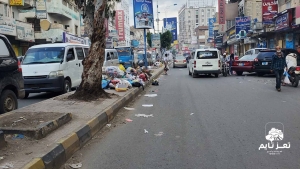 عمال النظافة في تعز دون رواتب والنفايات تتكدس بالشوارع