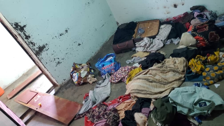 الحوثيون يداهمون منزل مواطن ويختطفون أولاده ويعتدون على النساء والأطفال شرقي تعز