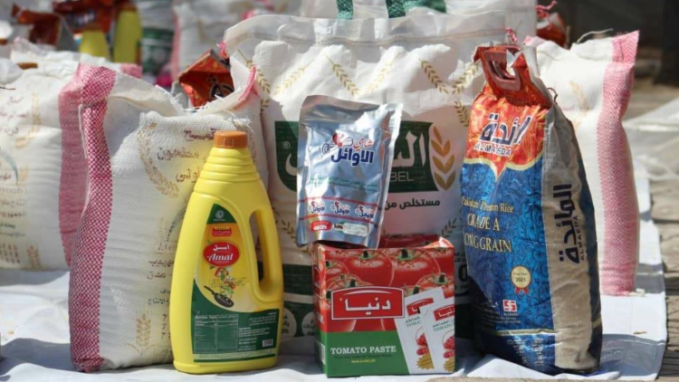 مؤسسة الشيخ حمود توزع 50 سلة غذائية بخور مكسر في عدن