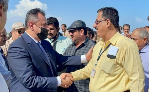 رئيس حكومة اليمن و 6 وزراء آخرين يغادرون عدن