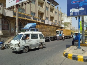 سائقو شاحنات الدواجن في تعز يحتجون على الرسوم الباهظة والجبايات غير القانونية