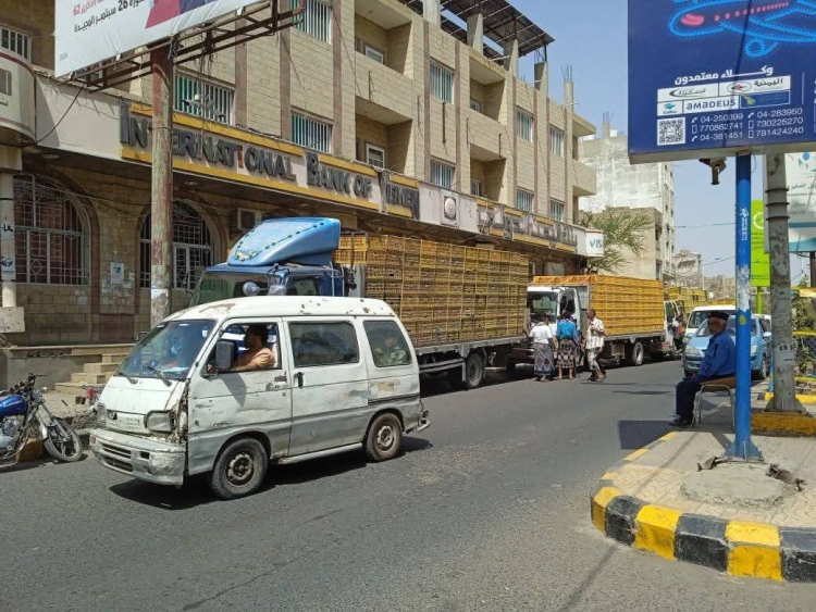 سائقو شاحنات الدواجن في تعز يحتجون على الرسوم الباهظة والجبايات غير القانونية