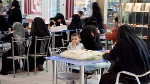 حملة حوثية لمنع النساء من العمل في قسم العائلات بالمطاعم وإغلاقها