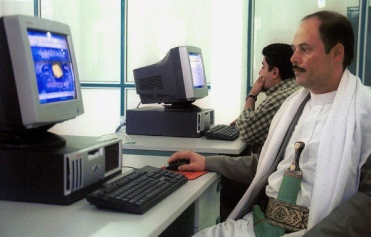 هجوم يستهدف شبكة الاتصالات والإنترنت اليمنية &quot;يمن نت&quot;