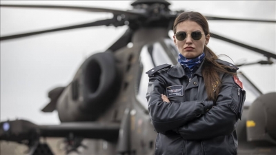 فتاة تركية تنال لقب أول طيارة تقود مروحية قتالية