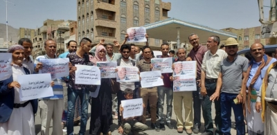تعز.. وقفة احتجاجية أمام المنفذ الشرقي للمدينة تطالب برفع الحصار الحوثي