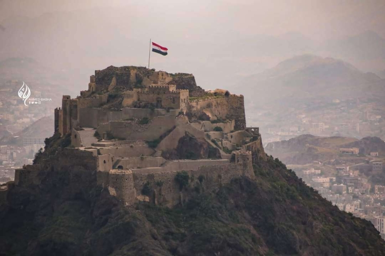 السفارة الأمريكية تغرد عن قلعة القاهرة بتعز.. وتتساءل: هل تعرفون من قام ببنائها؟