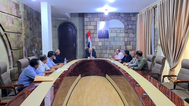 محافظ تعز يوجه بضبط الجهات الحكومية المخالفة لقرار توريد الإيرادات إلى البنك المركزي