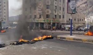 الفوضى تعم شوارع عدن وسقوط قتيل وجرحى من المتظاهرين