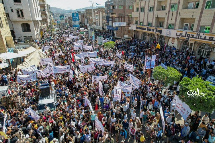 تظاهرات حاشدة في تعز استجابة لدعوة المجلس الأعلى للمقاومة الشعبية للمطالبة بدعم الجيش لمعركة التحرير