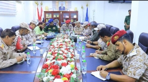 لقاء عسكري في عدن يناقش تنفيذ التوجيهات لتعزيز الأمن وإخراج المعسكرات من المدينة