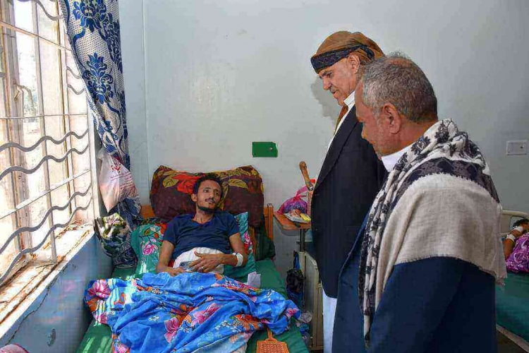 محافظ تعز يزور الجرحى بمستشفى الثورة ويوجه بالاهتمام بهم