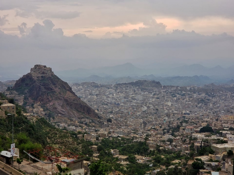 الحوثيون يستهدفون أحياء تعز السكنية بأربعة قذائف