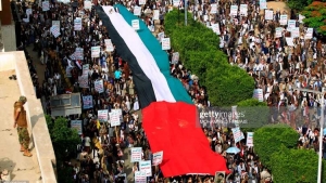الحوثيون يرفعون علم الإمارات في مظاهرة داعمة للقضية الفلسطينية