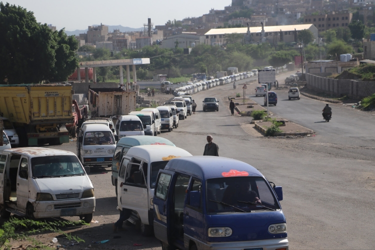 أزمة غاز متجددة في تعز.. طوابير طويلة للمركبات والأسطوانات
