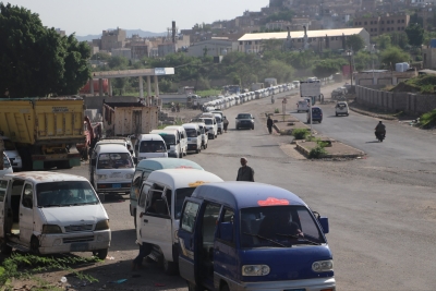 أزمة غاز متجددة في تعز.. طوابير طويلة للمركبات والأسطوانات