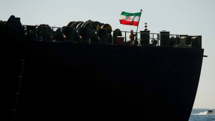 لغم بحري يستهدف سفينة إيرانية في البحر الأحمر