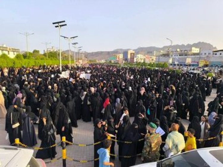 تظاهرة نسائية في عدن تنديدًا بتردي الأوضاع المعيشية والاقتصادية وأزمة الكهرباء