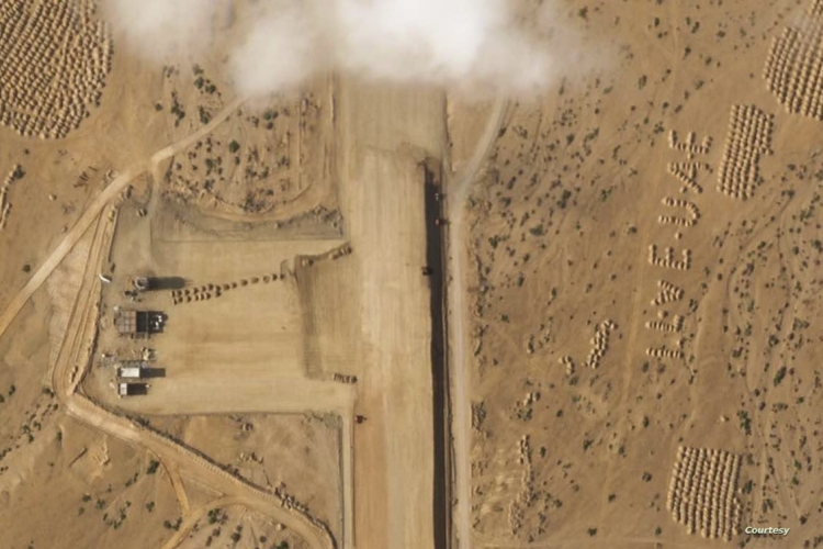 صور بالأقمار الاصطناعية تكشف بناء الإمارات مهبط طائرات جديد في  جزيرة سقطرى اليمنية