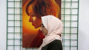 راوية العتواني.. فنانة يمنية ترسم المشاعر وتجعل للوحة روحا