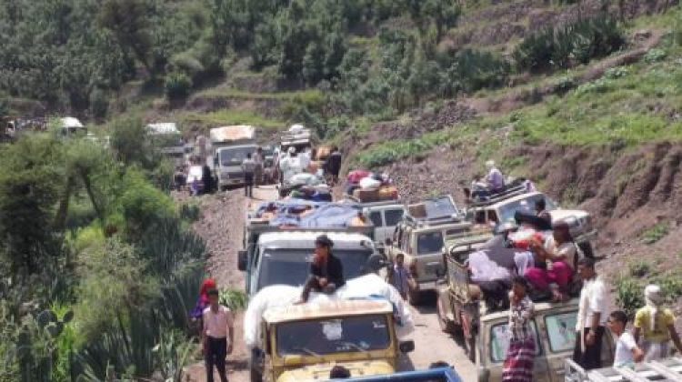 الحوثيون يشددون حصار تعز بإغلاق طريق الأقروض