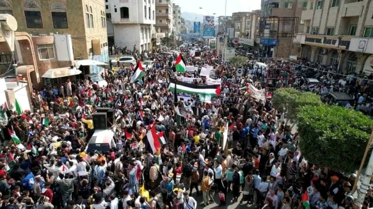 مسيرة حاشدة في تعز تندد بجرائم الاحتلال في غزة وتطالب بكسر الحصار الحوثي عن المدينة