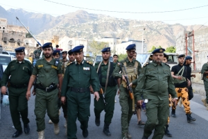 قيادة شرطة تعز تنفذ زيارات عيدية للوحدات الأمنية وتشيد بجاهزيتها وانضباطها
