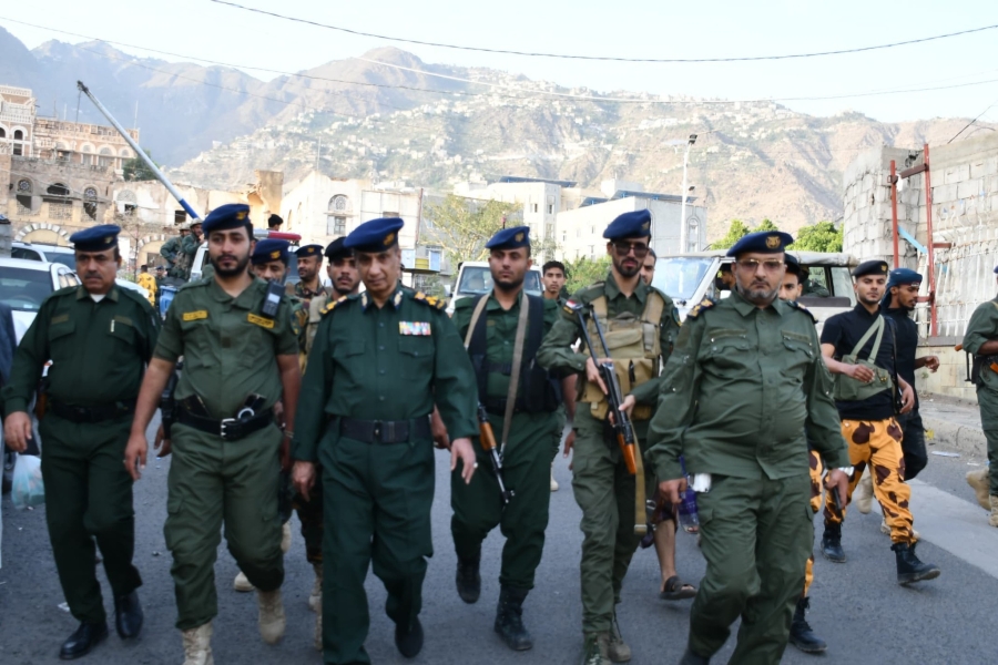 قيادة شرطة تعز تنفذ زيارات عيدية للوحدات الأمنية وتشيد بجاهزيتها وانضباطها