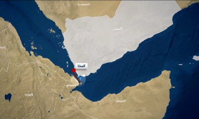 إصابة ناقلة نفط بصاروخ قبالة سواحل المخا وباب المندب