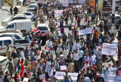 تعز.. احتجاجات ومطالبات بتشغيل الكهرباء وبن مبارك يوجه بسرعة بدء العمل