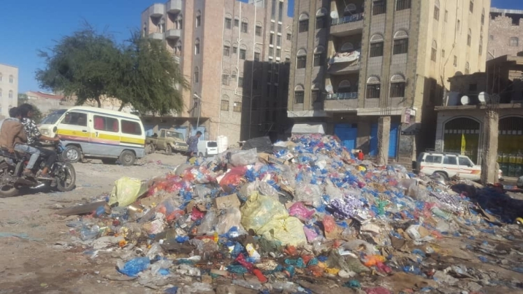 في تعز.. إذا أردت رؤية المسؤولين ابحث تحت أكوام القمامة