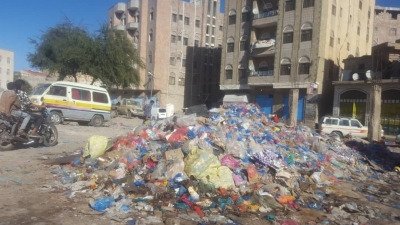 في تعز.. إذا أردت رؤية المسؤولين ابحث تحت أكوام القمامة