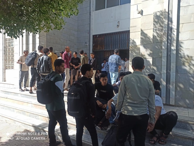 طلاب جامعة تعز يناشدون الحكومة تنفيذ قرار تخفيض الرسوم ووقف التعامل بالعملة الأجنبية