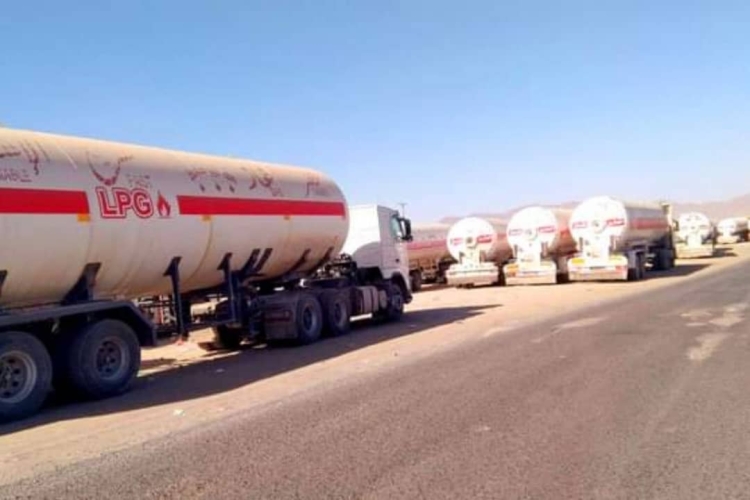 توقف 50 مقطورة غاز في أبين احتجاجًا على فرض جبايات غير قانونية