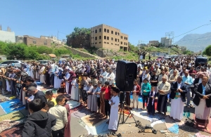 العشرات يؤدون صلاة الجمعة أمام محطة عصيفرة بتعز احتجاجا على انقطاع الكهرباء الحكومية