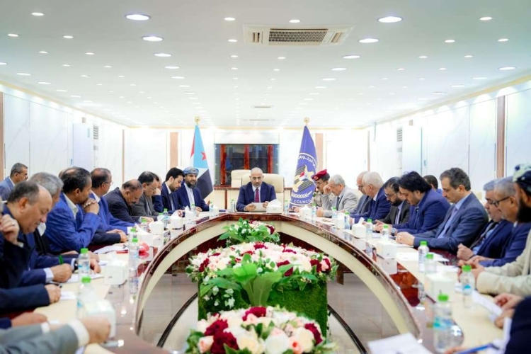 وزير الدفاع يشارك في اجتماع لقيادات المجلس الانتقالي برئاسة الزبيدي